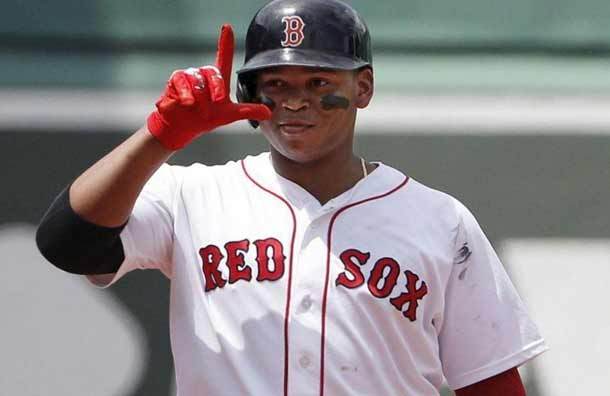 Estrella de los Red Sox, Devers, abandona el juego con molestias en la rodilla