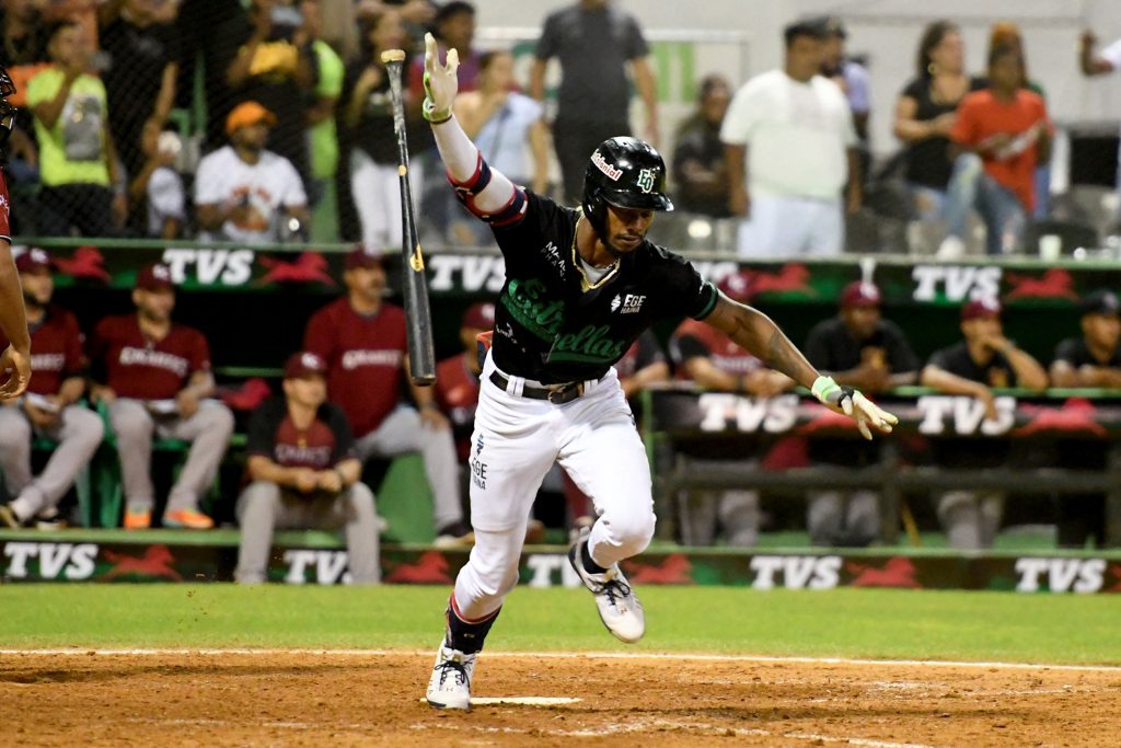 Estrellas firman a Raimel Tapia por 2 años. Inicia la agencia libre 2026 en LIDOM