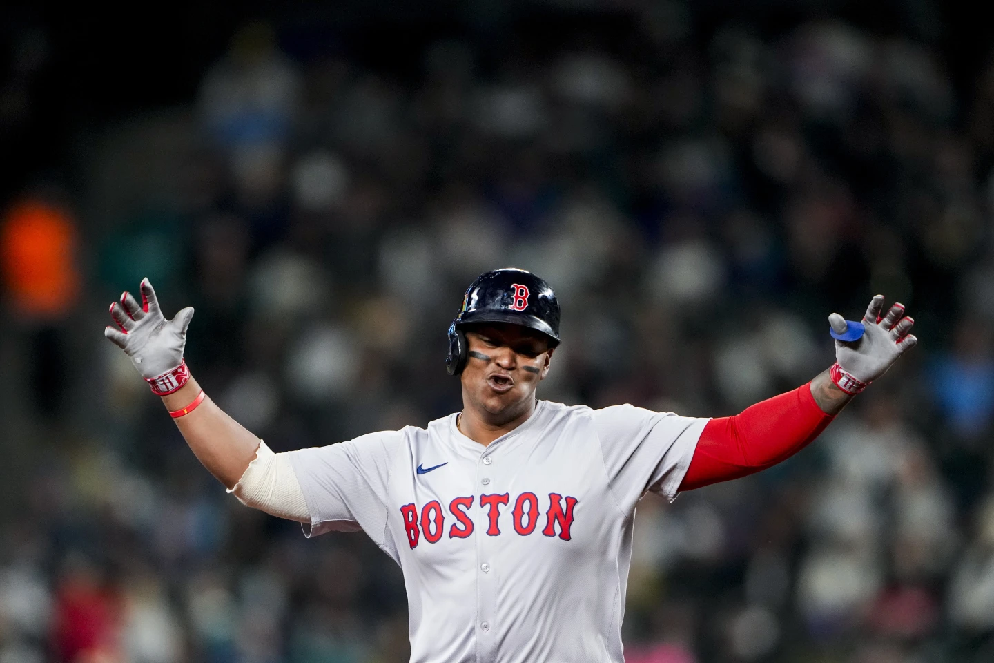 Boston vence Seattle. Devers la sacó, Bello gana duelo a Castillo