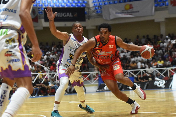 Juan Guerrero mantiene con vida a los Sharks de Sosua en el TBS de Puerto Plata