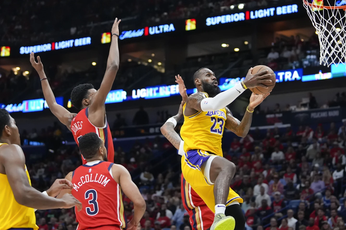 Lakers aseguran playoffs. LeBron James lidera triunfo ante New Orleans