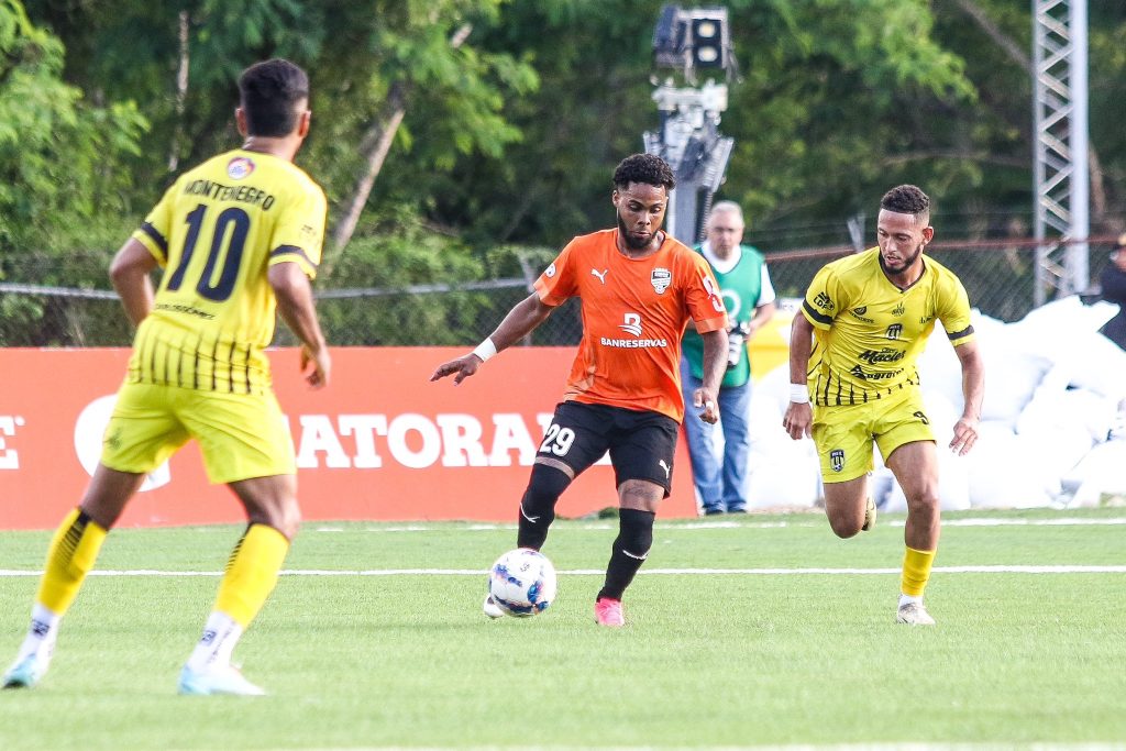 Cibao FC y Moca FC empataron sin goles en el “Clásico Cibaeño”.