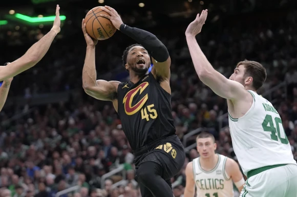 “29 puntos de Mitchell ayudan a Cavaliers a aplastar a Celtics 118-94, igualan serie 1-1”