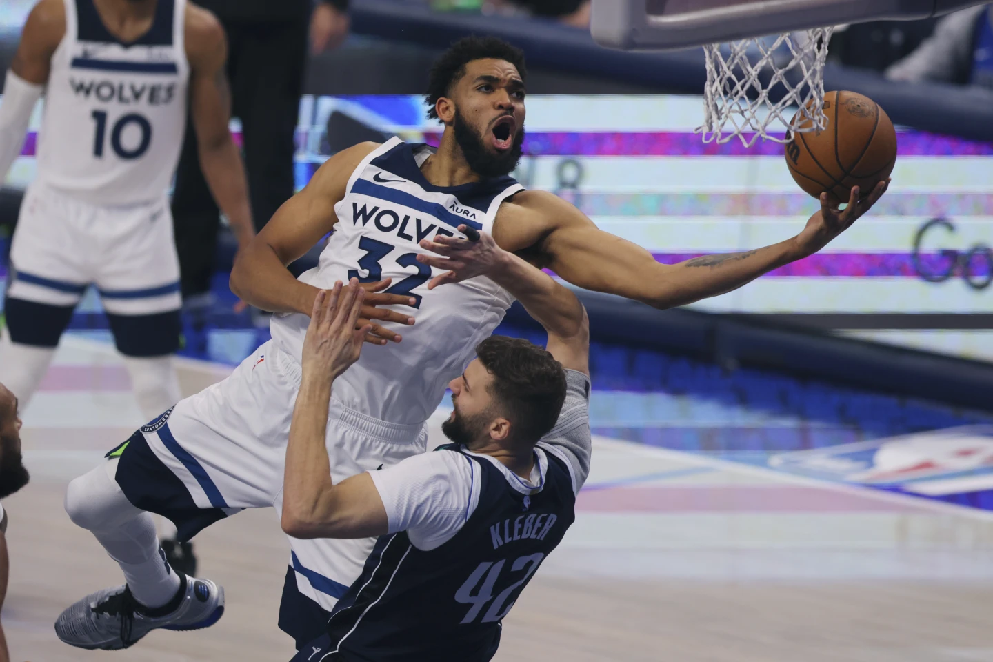 Timberwolves envían a Towns a Knicks por Randle, DiVincenzo y 1ª ronda del Draft