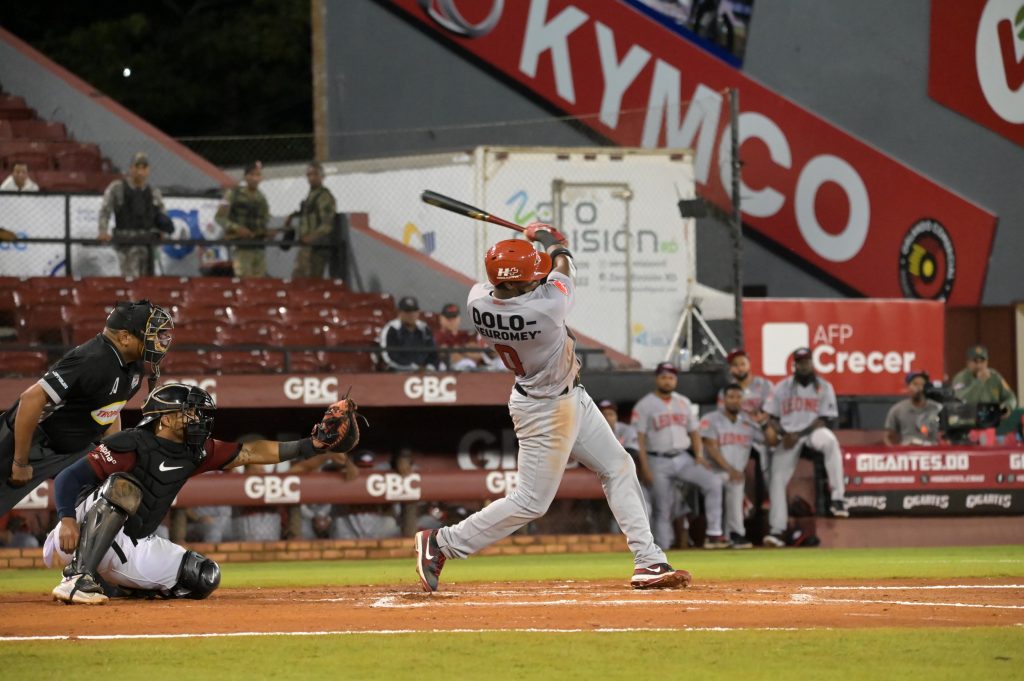 Rivera lidera blanqueada 6-0 del Escogido a los Gigantes