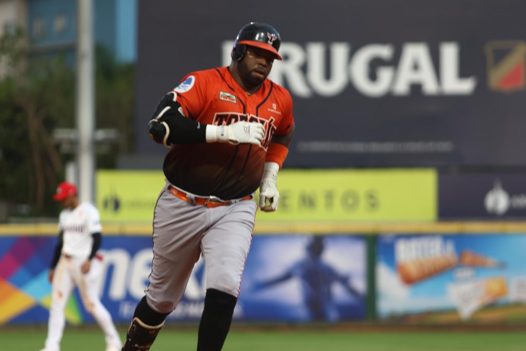 Toros remontan y provocan 3ª derrota seguida a Leones