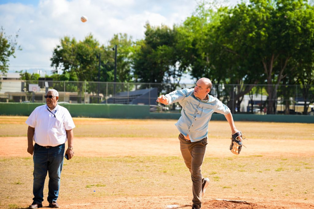 Ulises Rodríguez lanza la primera bola en semifinales Liga Chino Suazo