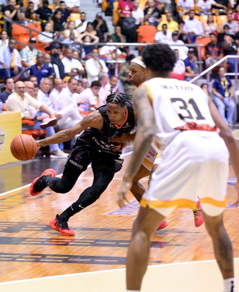 Titanes ponen contra la pared a los Metros, están a un paso del campeonato LNB 2025