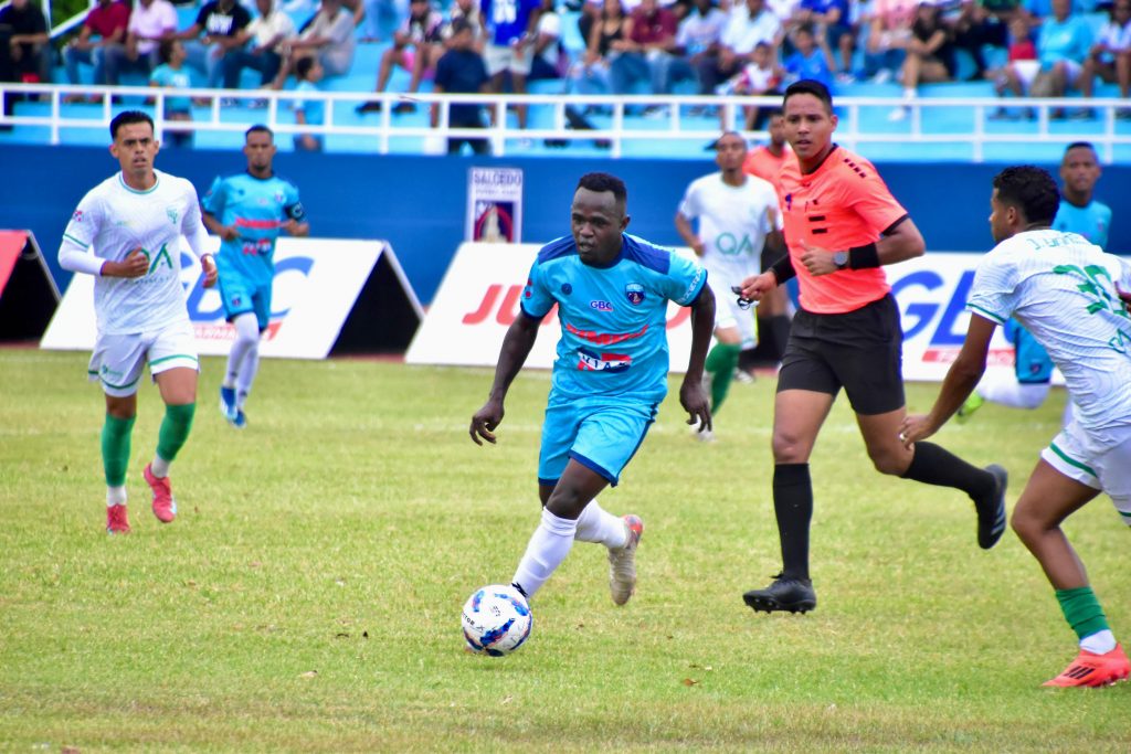 LDF: Salcedo FC sigue invicto; Delfines consiguen su primera victoria