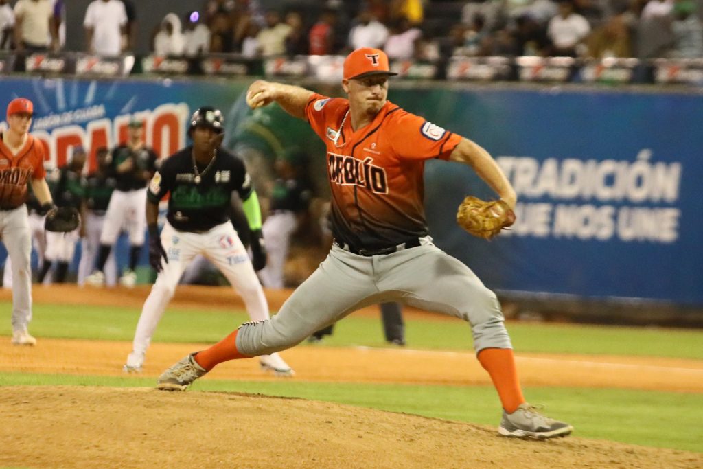 Toros traen a Joe Corbett de regreso para reforzar el bullpen