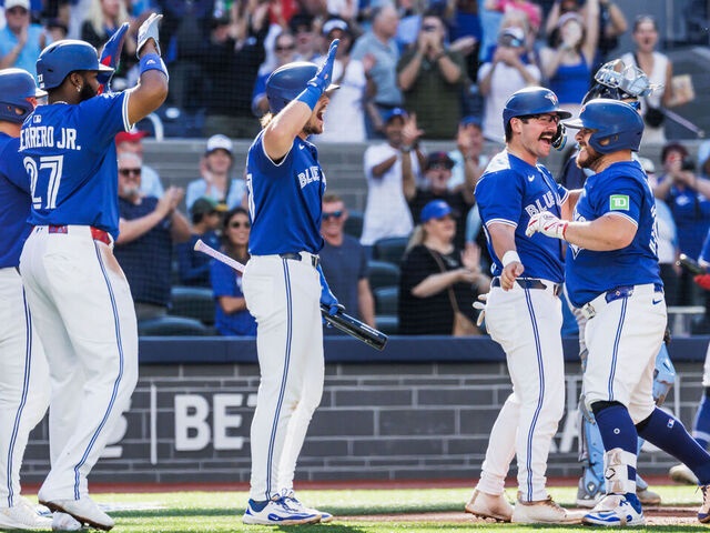 Kirk pega 2 HR —con su primer grand slam— y los Azulejos arrollan 13–4 a los Rays para coronarse campeones del Este de la Americana