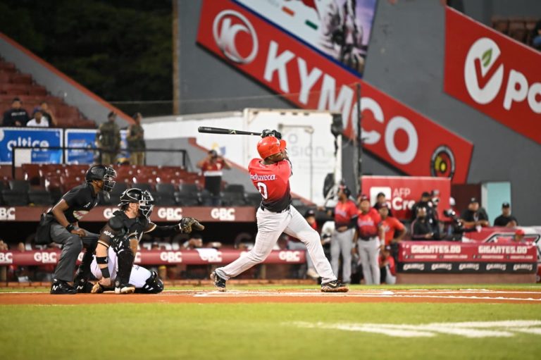 Leones hilvanan segunda victoria con paliza sobre Gigantes