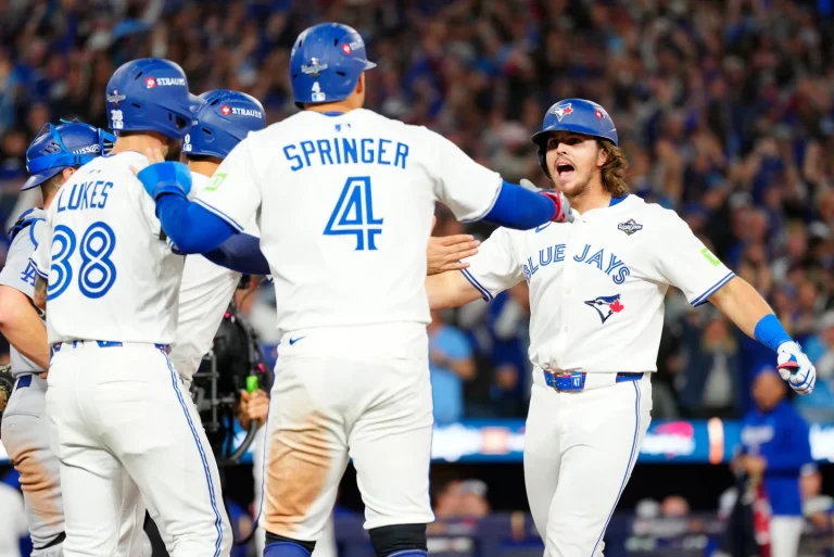 Blue Jays apalean 11-4 a Dodgers en el Juego 1; jonrones de Barger, Varsho y Kirk