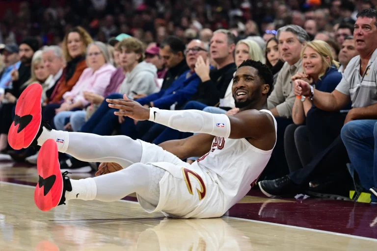 Mitchell anota 24, Mobley está perfecto desde la línea de tiros libres y los Cavaliers superan a los Bucks 118-113