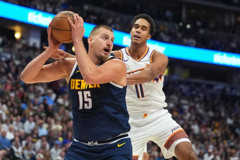 El triple-doble de Jokic impulsa a los Nuggets sobre los Suns 133-111