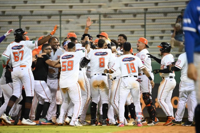 Toros barren doble jornada al Licey y se afianzan en el segundo lugar