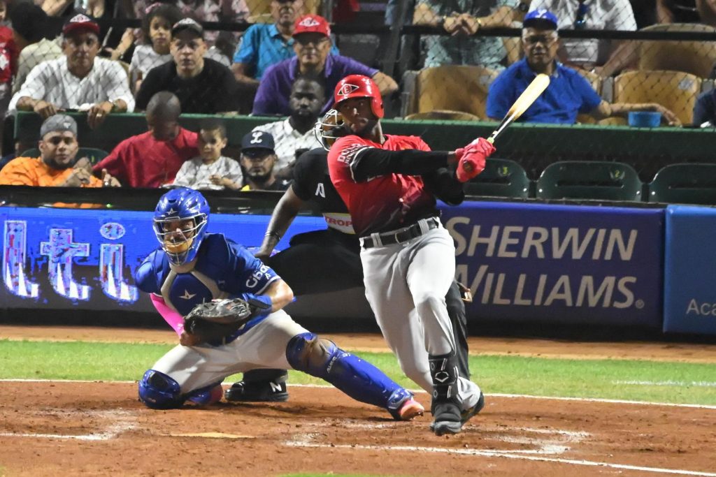 Racimo de ocho carreras en un inning dan victoria al Escogido sobre el Licey