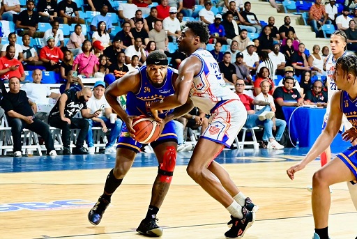 Mauricio Báez aventaja 2-1 sobre San Lázaro la serie semifinal B del TBS Distrito 2025