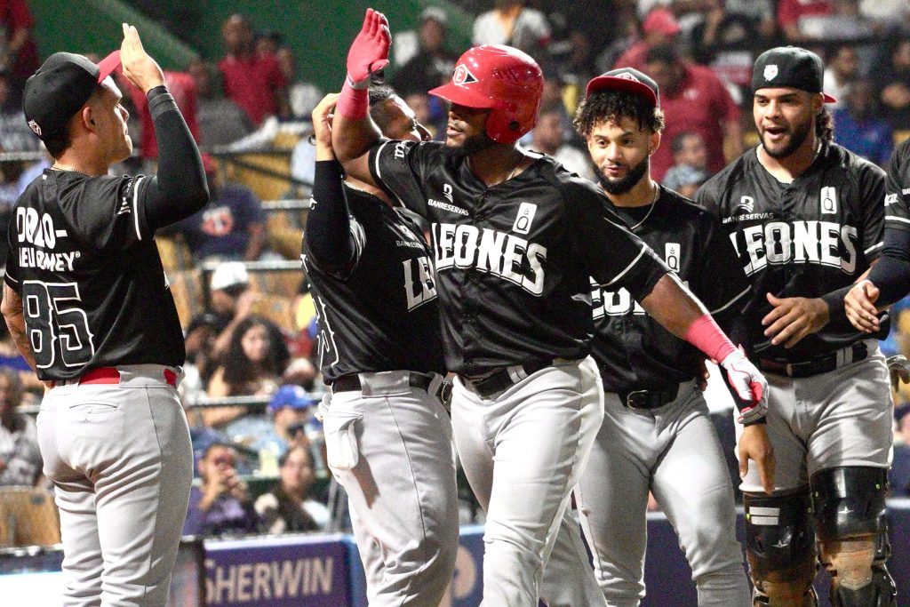 Lockhart y Valdez comandan blanqueada del Escogido 5-0 sobre Licey