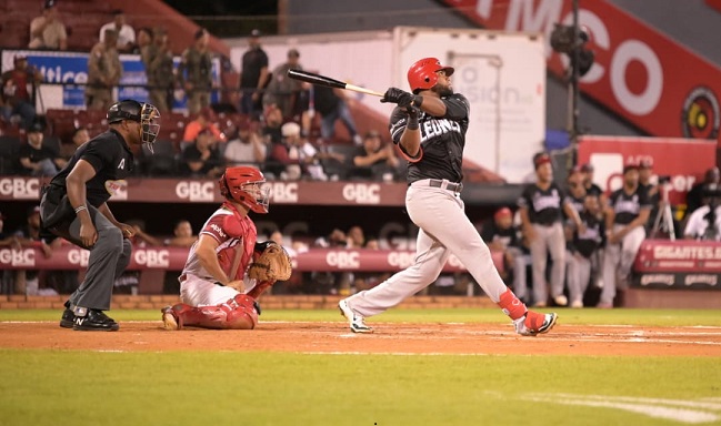 LIDOM: Leones y Gigantes dividen honores en doble jornada