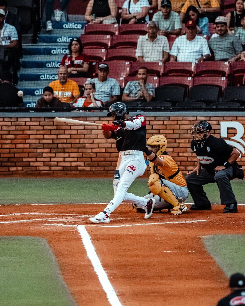 Holton encabeza reacción gigante en triunfo 7-4 sobre las Águilas