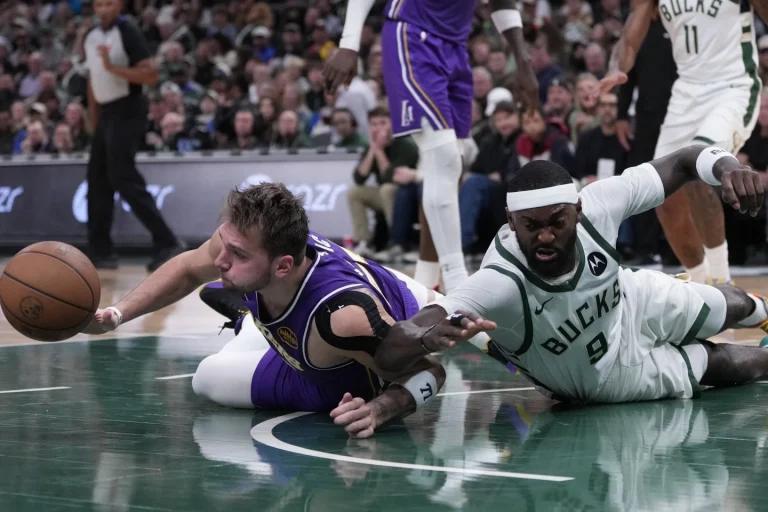 Resultados NBA: Doncic anota 41 puntos, Reaves agrega 25, los Lakers aplastan a los Bucks