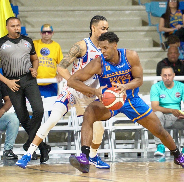 Gerardo Suero lidera triunfo del Mauricio Báez ante San Lázaro en el inicio de la semifinal B del TBS Distrito 2025