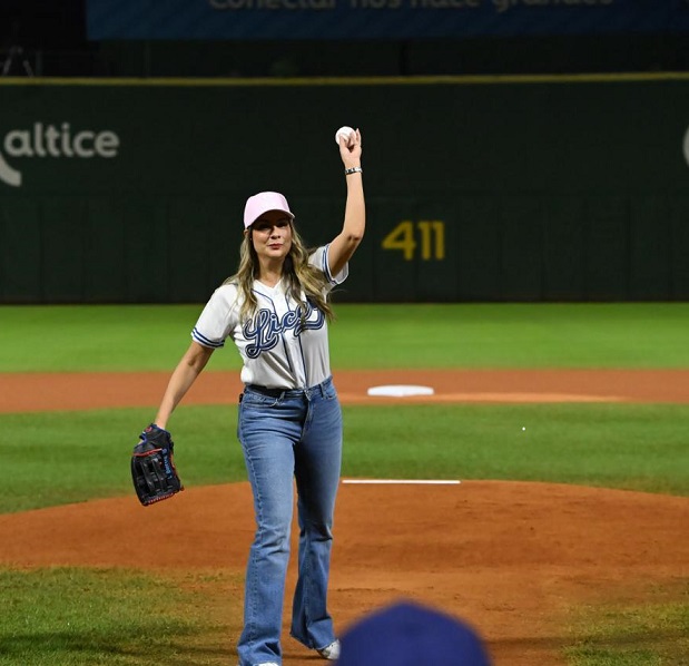 Mónica Ceballos, VP de Negocios Asociación Cibao, lanza la primera bola