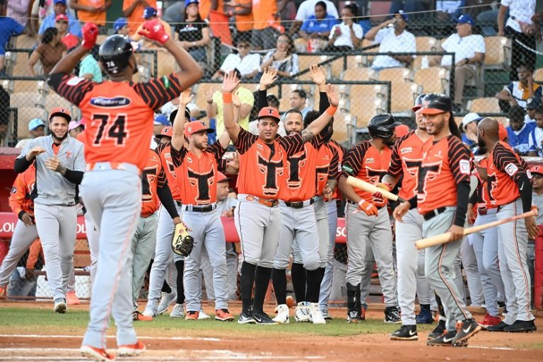 Eloy la sacó, Brooks domina y Toros superan al Licey