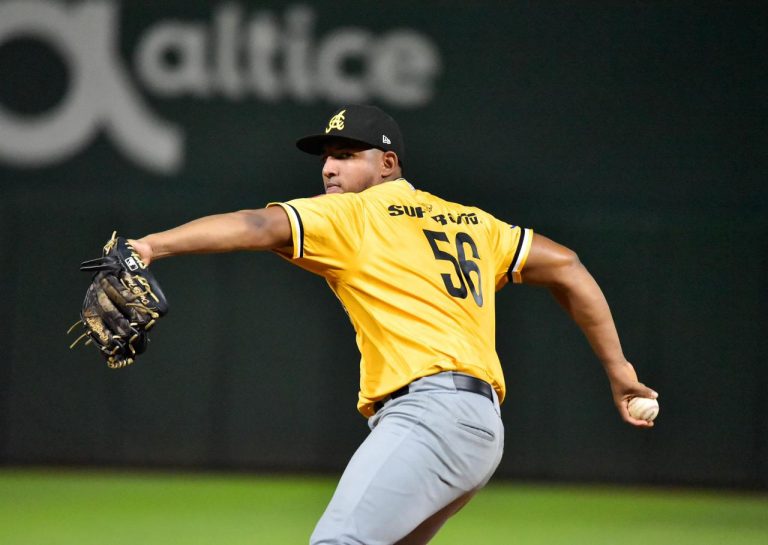 Águilas doblegan al Licey y colocan su número mágico en 8