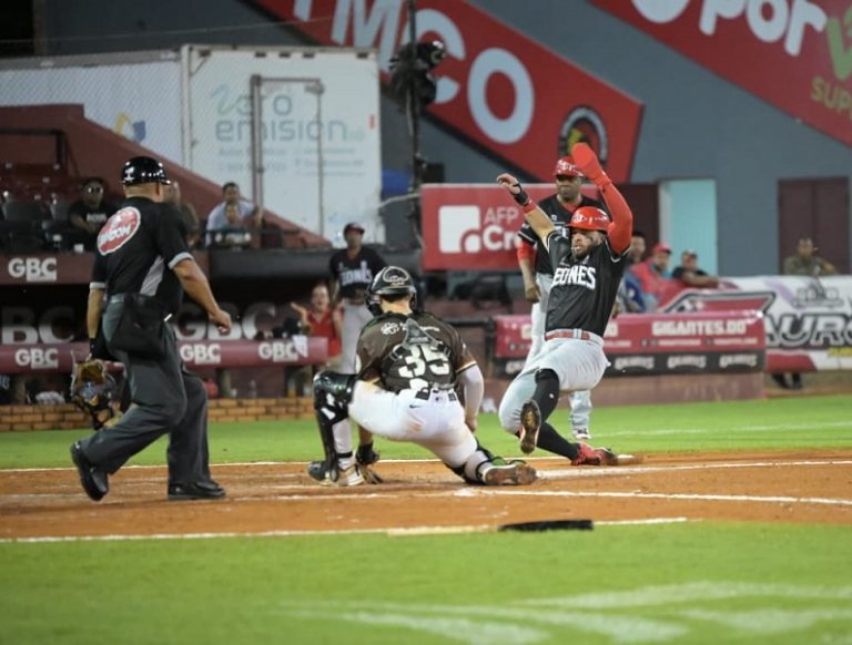 Leones vienen de atrás para vencer a Gigantes y afianzarse en cuarto