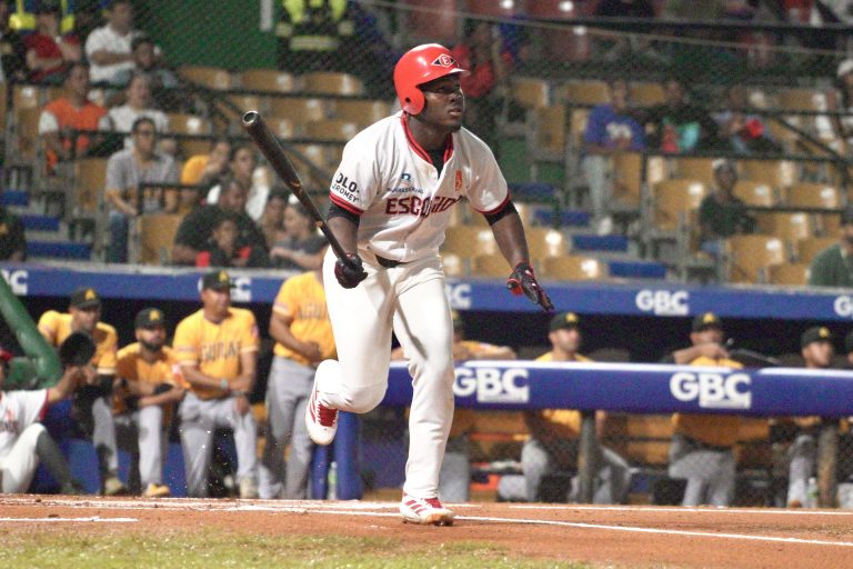 Leones superan 7-3 a Águilas en el Quisqueya