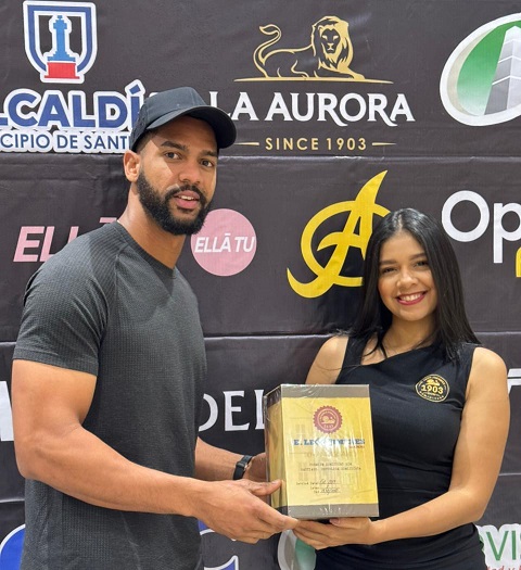 Moore y Tavárez ganan premio Águila de la Semana