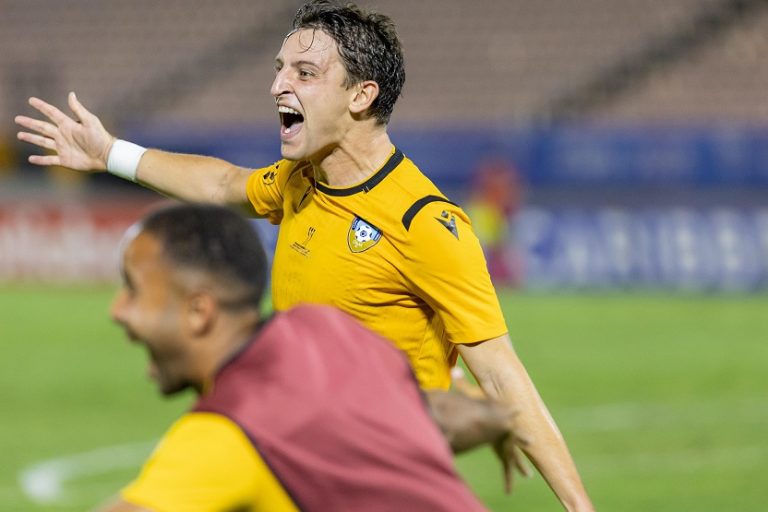 O&M FC sella noche histórica en Jamaica