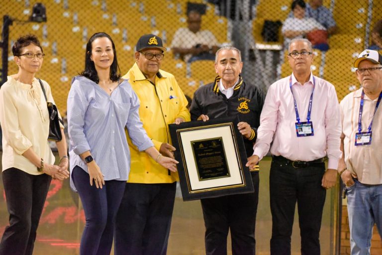 Pappy Pérez reconocido por Águilas Cibaeñas y ACDS por dilatada carrera periodística en el beisbol