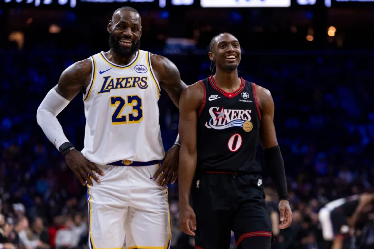 NBA resultados del domingo:James encesta triple para tomar la delantera y anota 29; Doncic logra triple-doble, los Lakers vencen los 76ers