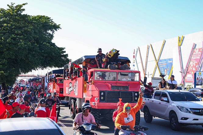 Con caravana triunfal, escogidistas celebran corona 18 en las calles de la capital