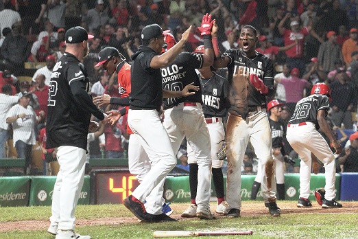 Con remontada en el octavo, Leones toman comando de la Serie Final