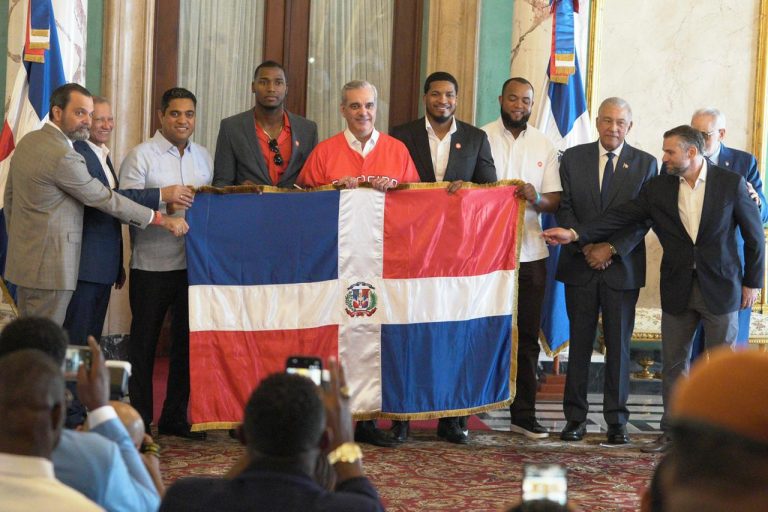 Presidente Abinader entrega bandera dominicana al Escogido, que buscará bicampeonato en Serie del Caribe 2026