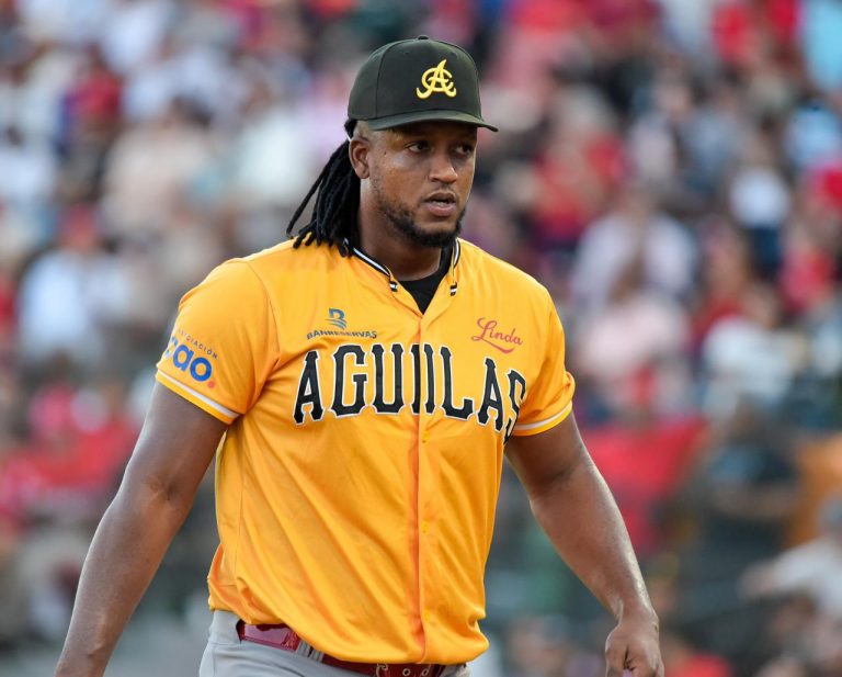 De la Cruz domina y la ofensiva responde: Águilas cortan invicto de los Leones con triunfo 4-1