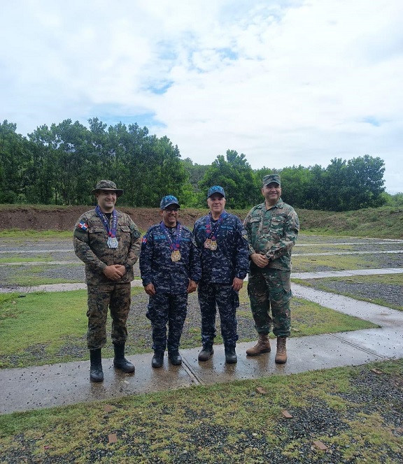 Policía Nacional barre en tiro con fusil. En LV Juegos Fuerzas Armadas y la PN.