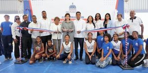 Vicepresidenta Raquel Peña y ministro Kelvin Cruz entregan renovado multiuso de Villa Liberación