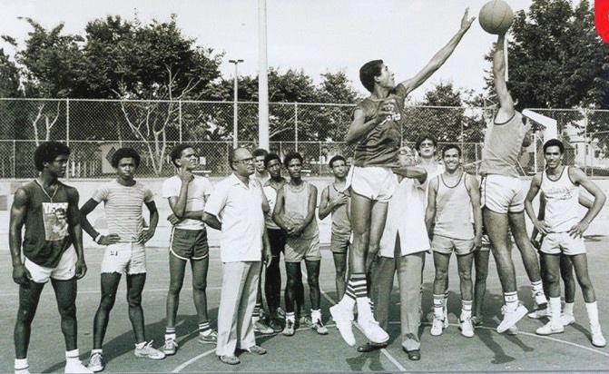 Ernesto Jerez atrapado jugando baloncesto en el pasado