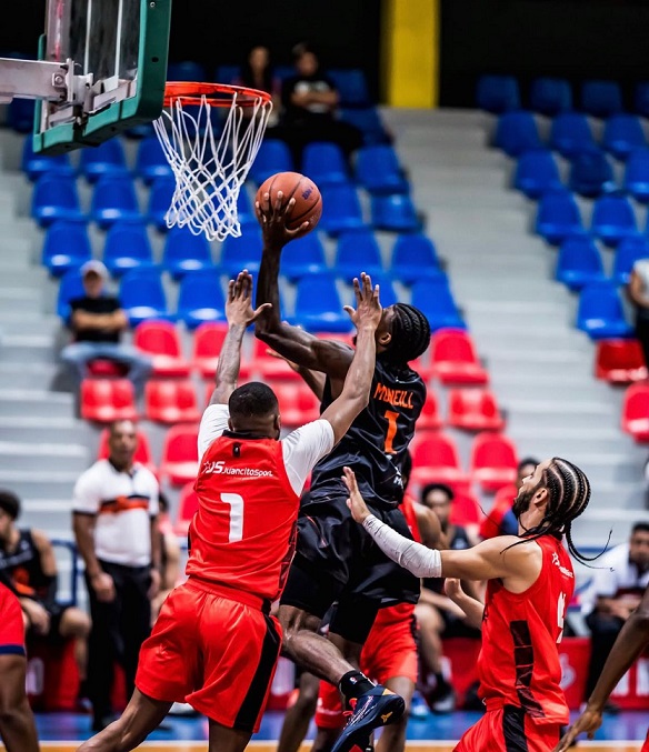Leones consigue tercera victoria al doblegar a los Reales en LNB