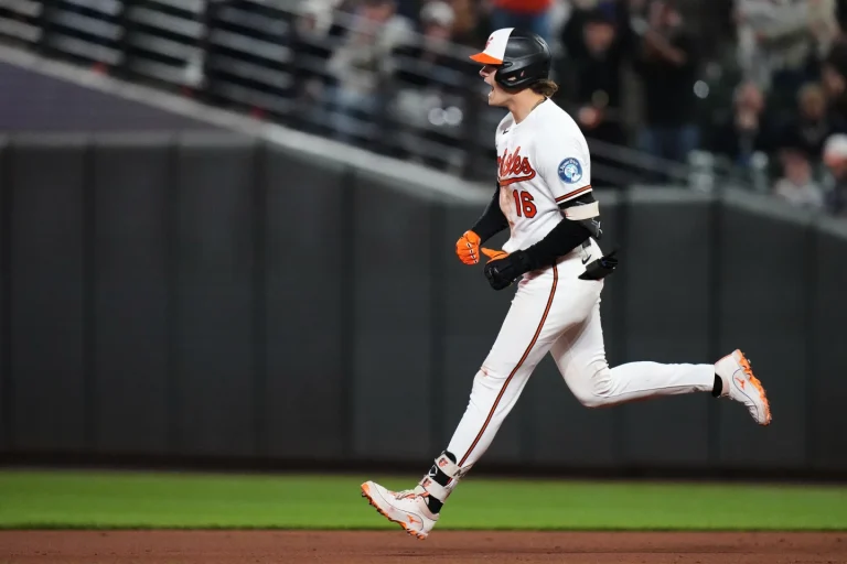 Mayo define con HR: Orioles aplican 4ta. derrota corrida a los Yankees.
