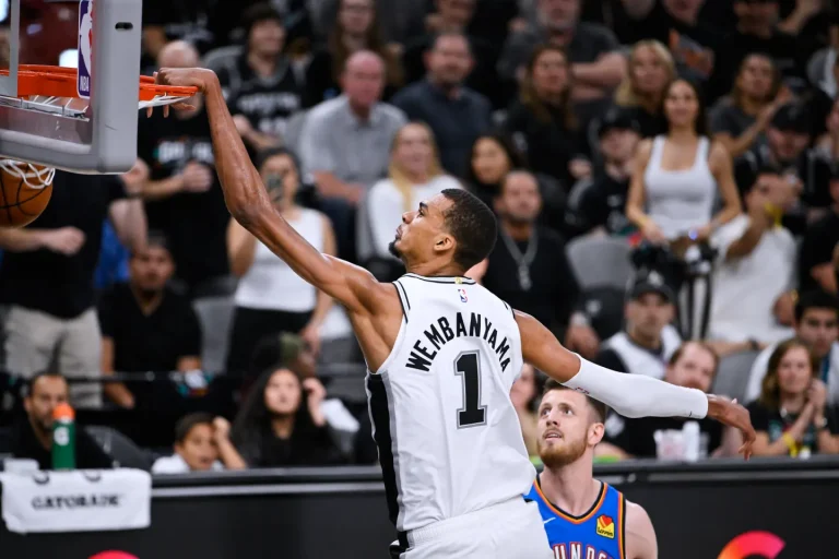 Wembanyama anota 33. Los Spurs reaccionan y vencen al Thunder, igualando la final del Oeste 2-2