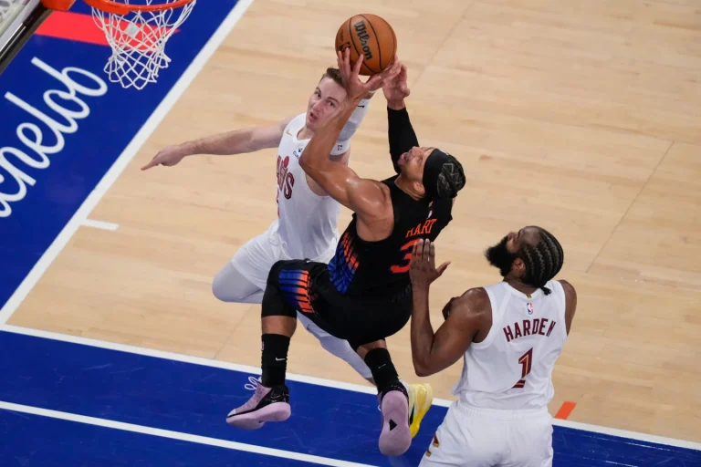 Los Knicks quedan a 2 victorias de las Finales de la NBA tras vencer 109-93 a los Cavs