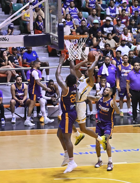 Héroes vencen a Metros con final dramático y polémico