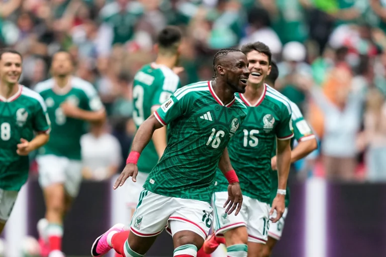 Abrió la Copa MUndial: México pega primero en un estreno con tres rojas