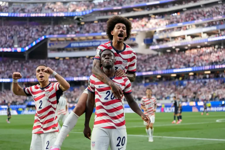 Estados Unidos abre su Mundial en casa con una dinámica victoria 4-1 sobre Paraguay, impulsado por 2 goles de Balogun